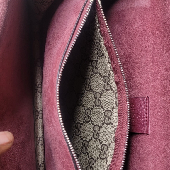 Beautiful pre-owned authentic Gucci shoulder bag. - Picture 12 of 16